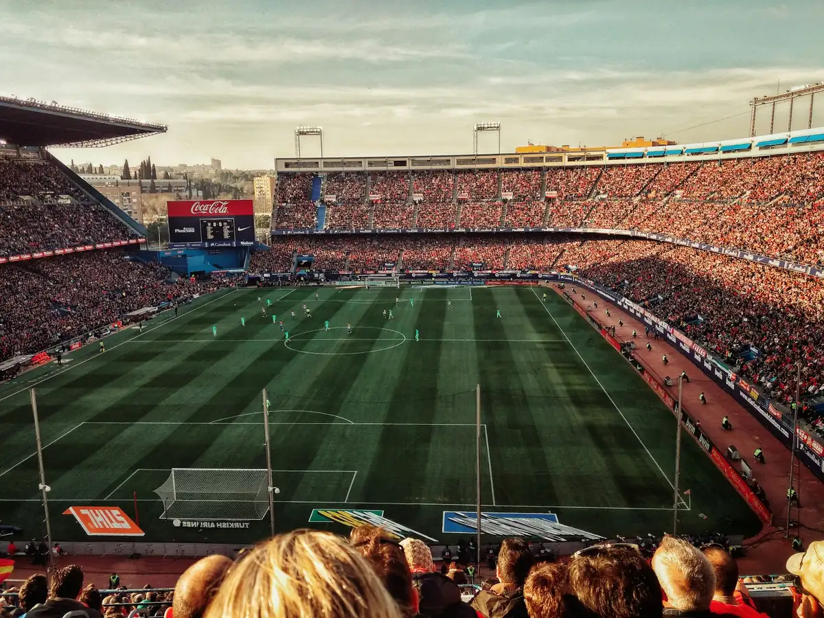 Estádio lotado ao entardecer